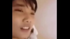 เย็ดสดกับแฟนสาว ปล่อยให้นางนอนเล่นโทรศัพท์ไป เปิดเพลงคลอกับบรรยากาศในการเย็ดเอามากๆ