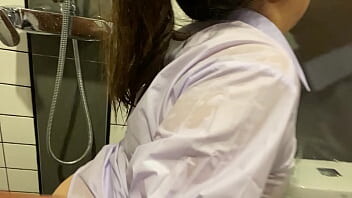 หนังโป๊ไทย น้องม.ปลาย นมใหญ่มาก โดนเย็ดในห้องน้ำ